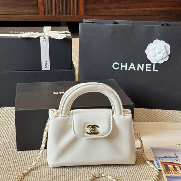 Classic CHANEL Bag: A Stylish and Versatile Choice for Elegance - Picture 5 of 5